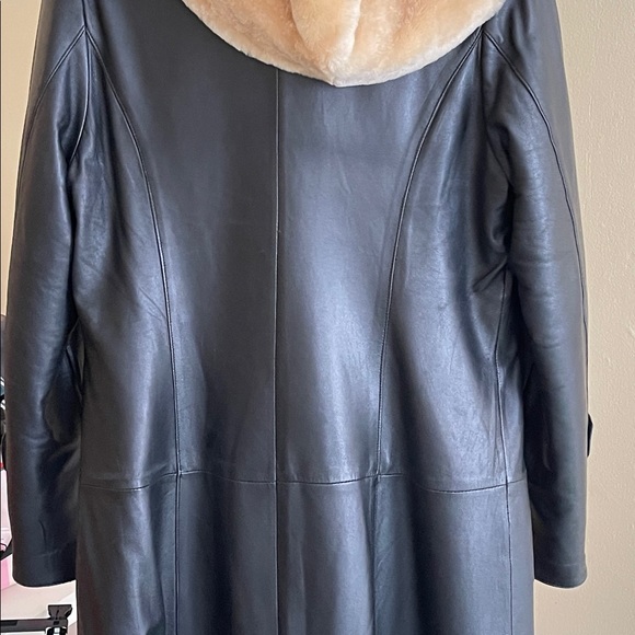 Shearling fur coat - Picture 3 of 8